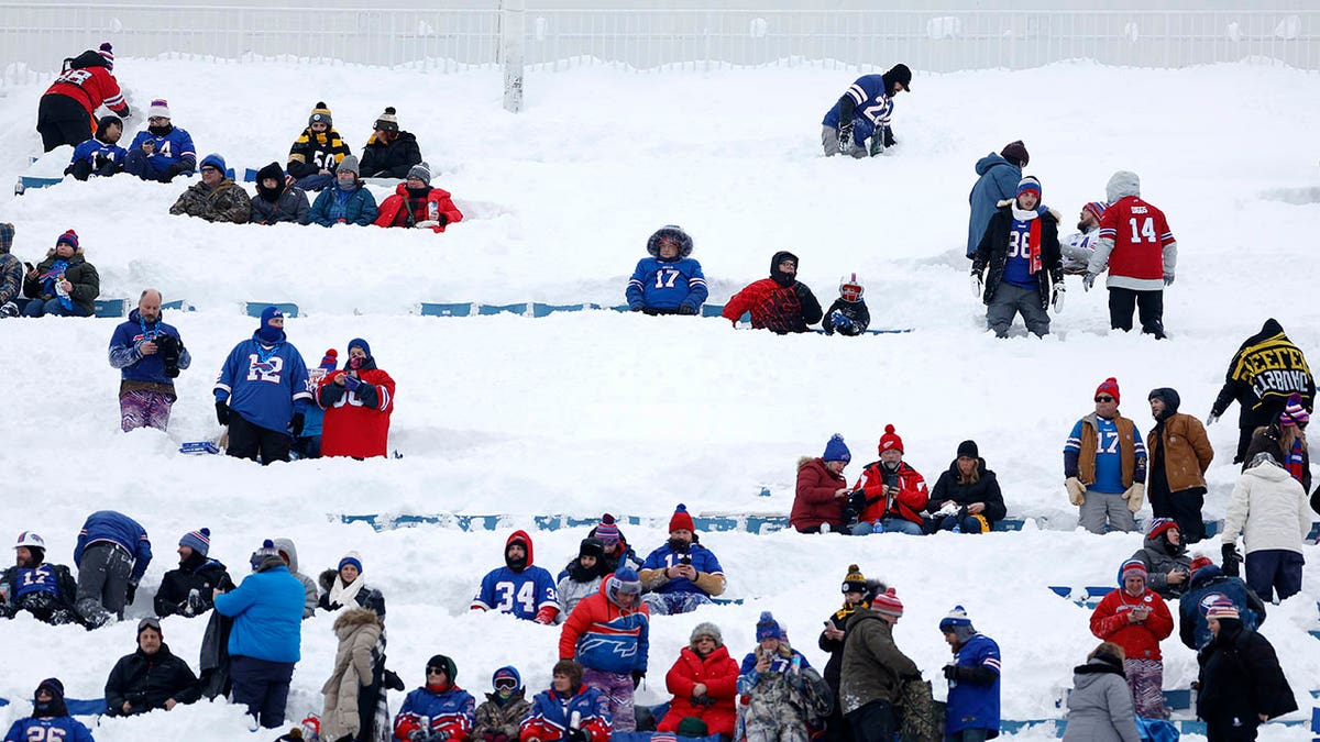 Bills fans in snow