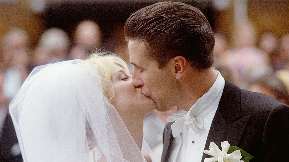 Chynna Phillips beija Billy Baldwin no dia do casamento