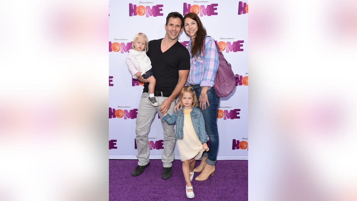 Christian Oliver, sua então esposa Jessica e seus filhos no tapete vermelho