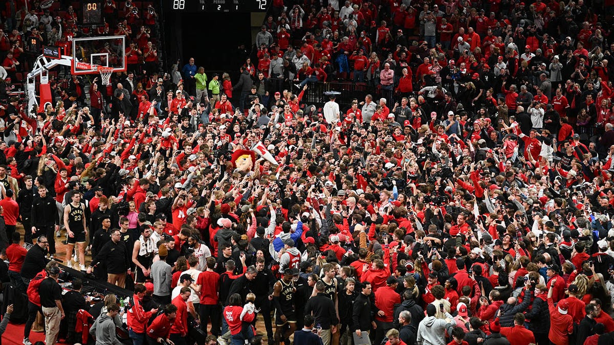 Fans storm court in Nebraska