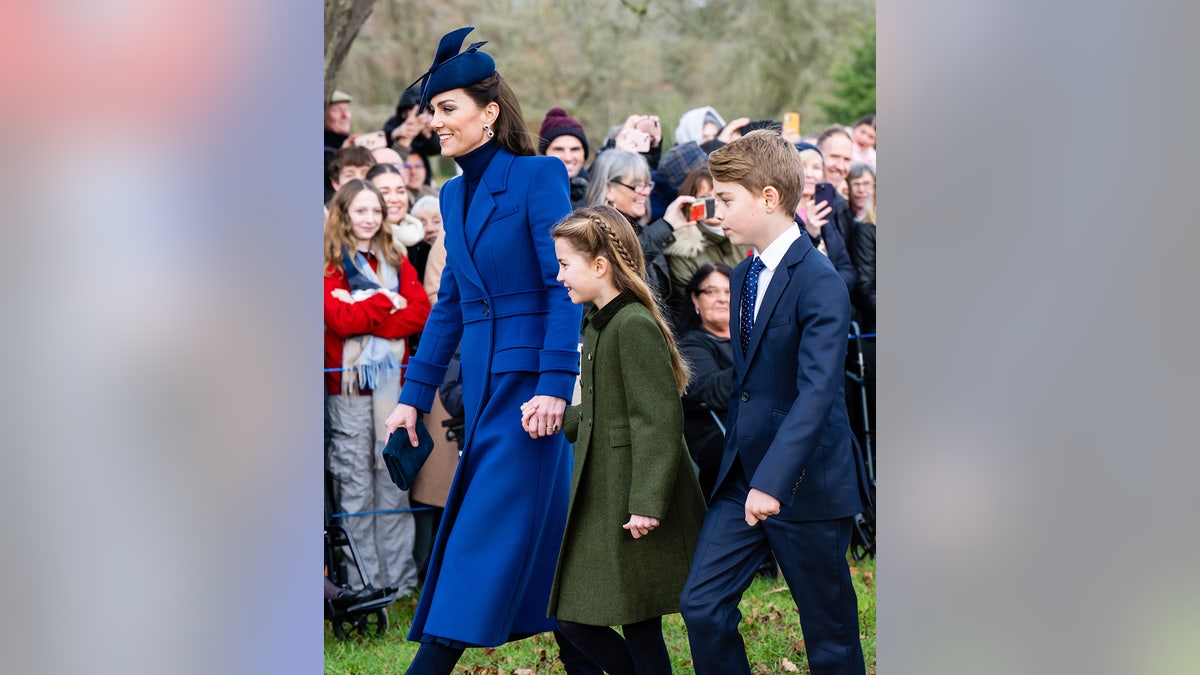 Kate Middleton caminhando com seus filhos ao ar livre