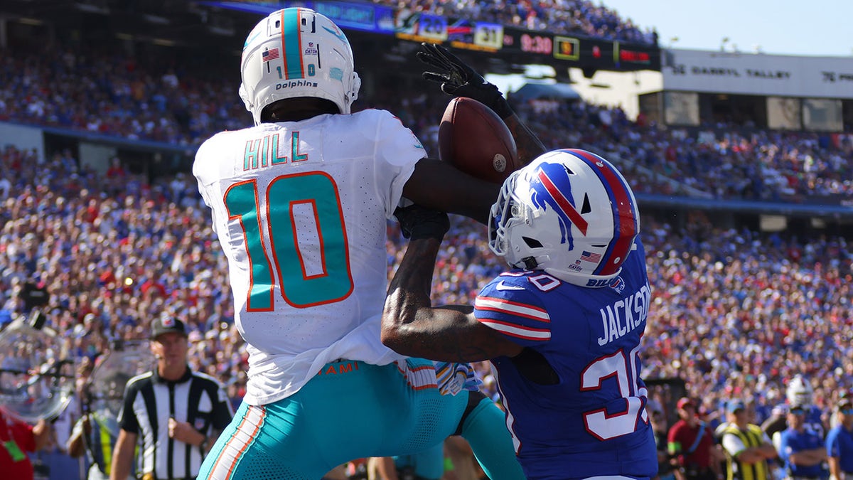 Dane Jackson breaks up a pass intended for Tyreek Hill