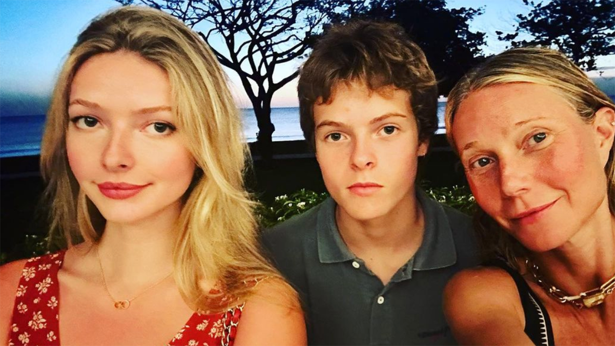 Gwyneth Paltrow tira selfie com os filhos Apple e Moses