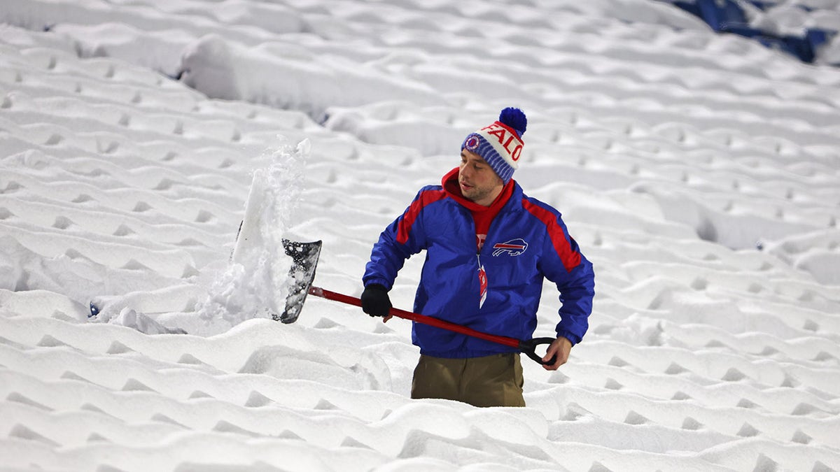 A equipe de solo do Bills limpou a neve