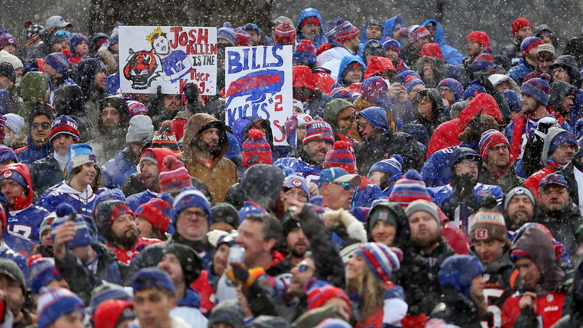 Torcedores do Bills assistem a um jogo na neve