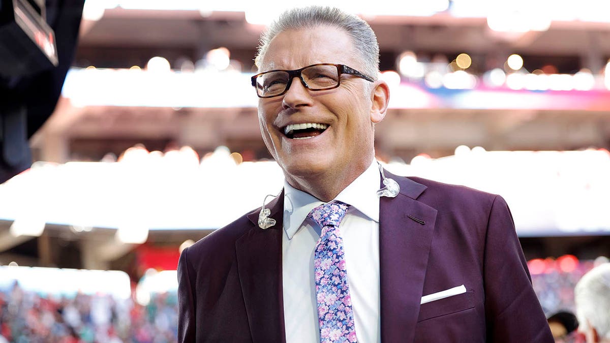 howie long        
        <figure class=