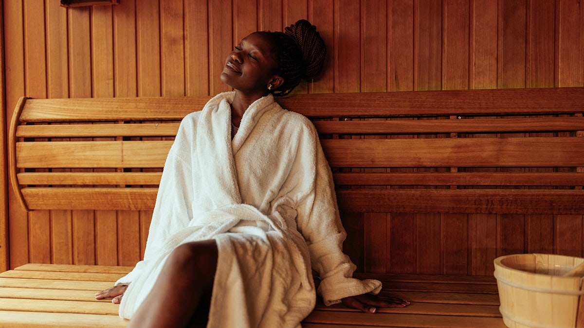 mujer sentada en sauna