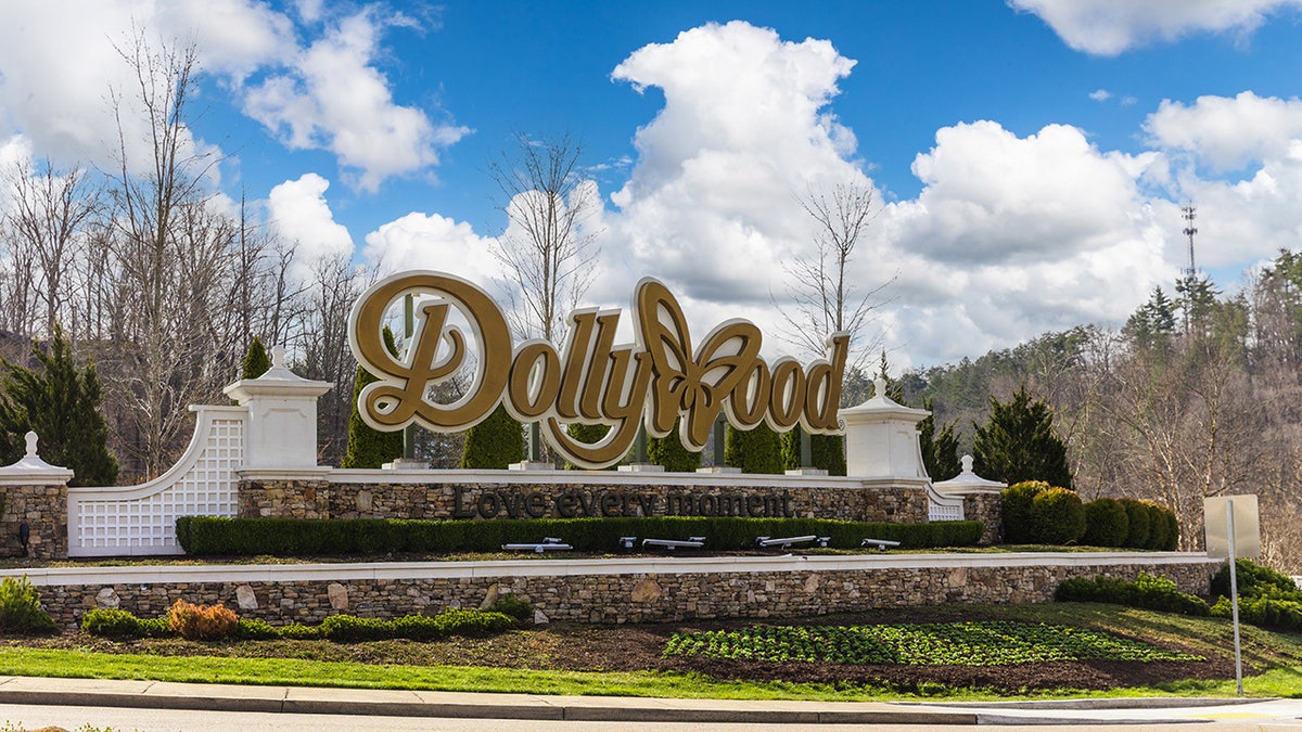 dolyywood sign in pigeon forge