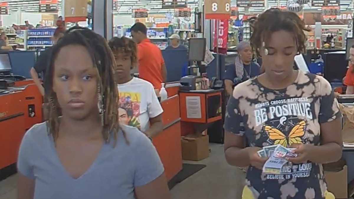 Mikayla Thompson, de 25 años, de San Luis; Gerrielle German, de 27 años, de Lake Horn, Mississippi; y Ma'Kayla Wickerson, de 36 años, de San Luis, compran en una tienda de comestibles.