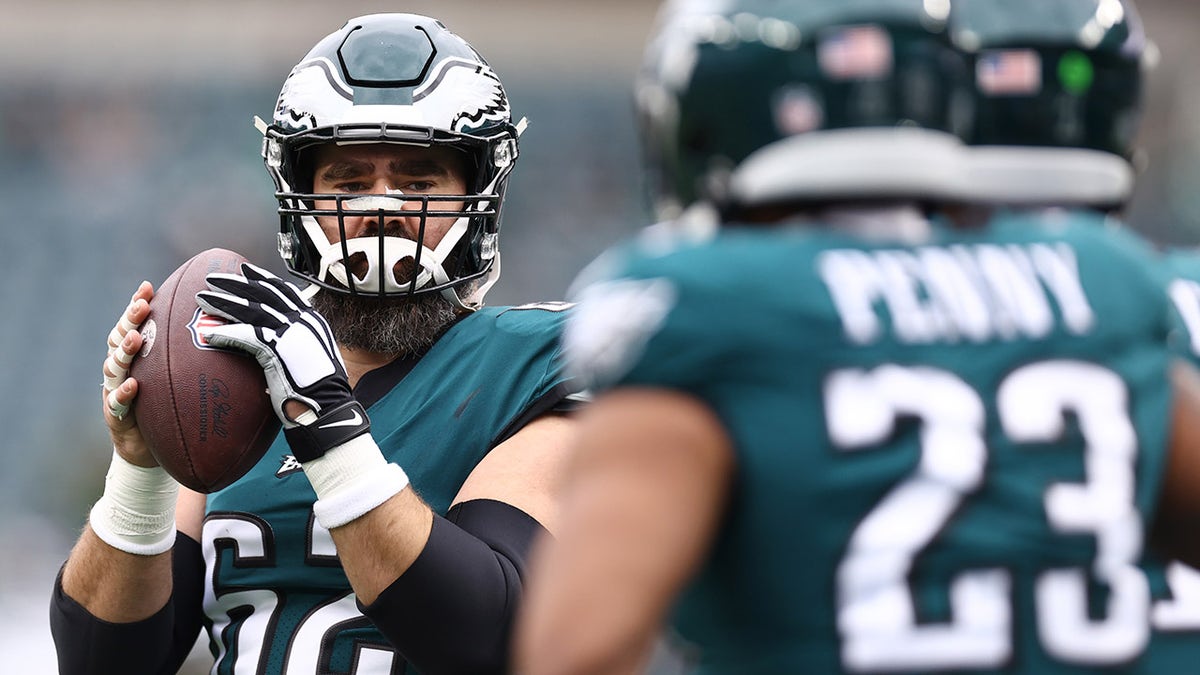 Jason Kelce ısınıyor