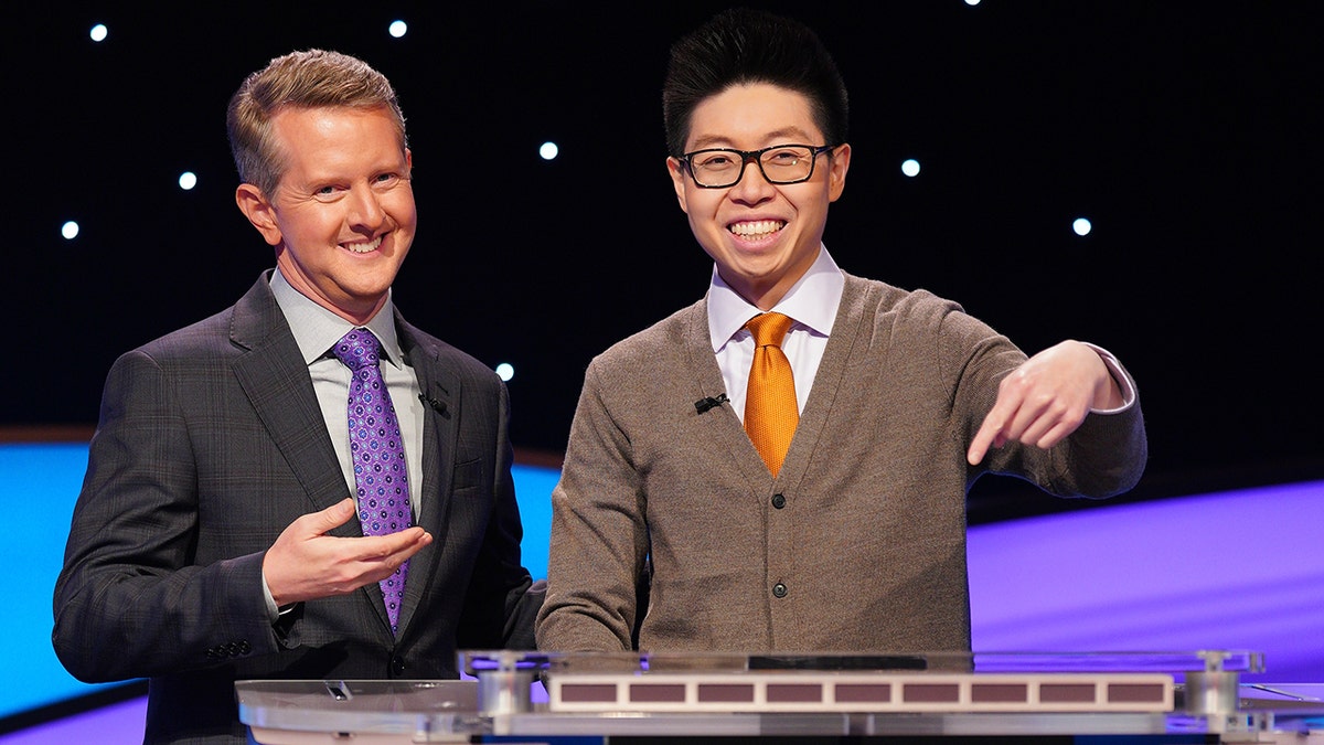 Ken Jennings e concorrente do Jeopardy no programa