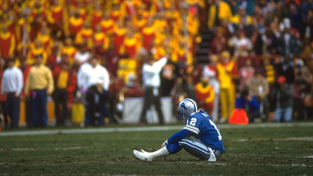 Erik Kramer sits on the field defeated