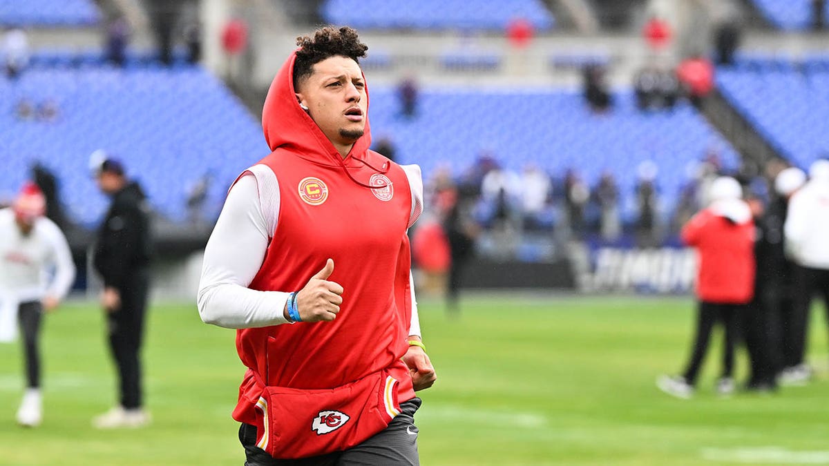 Patrick Mahomes jogging