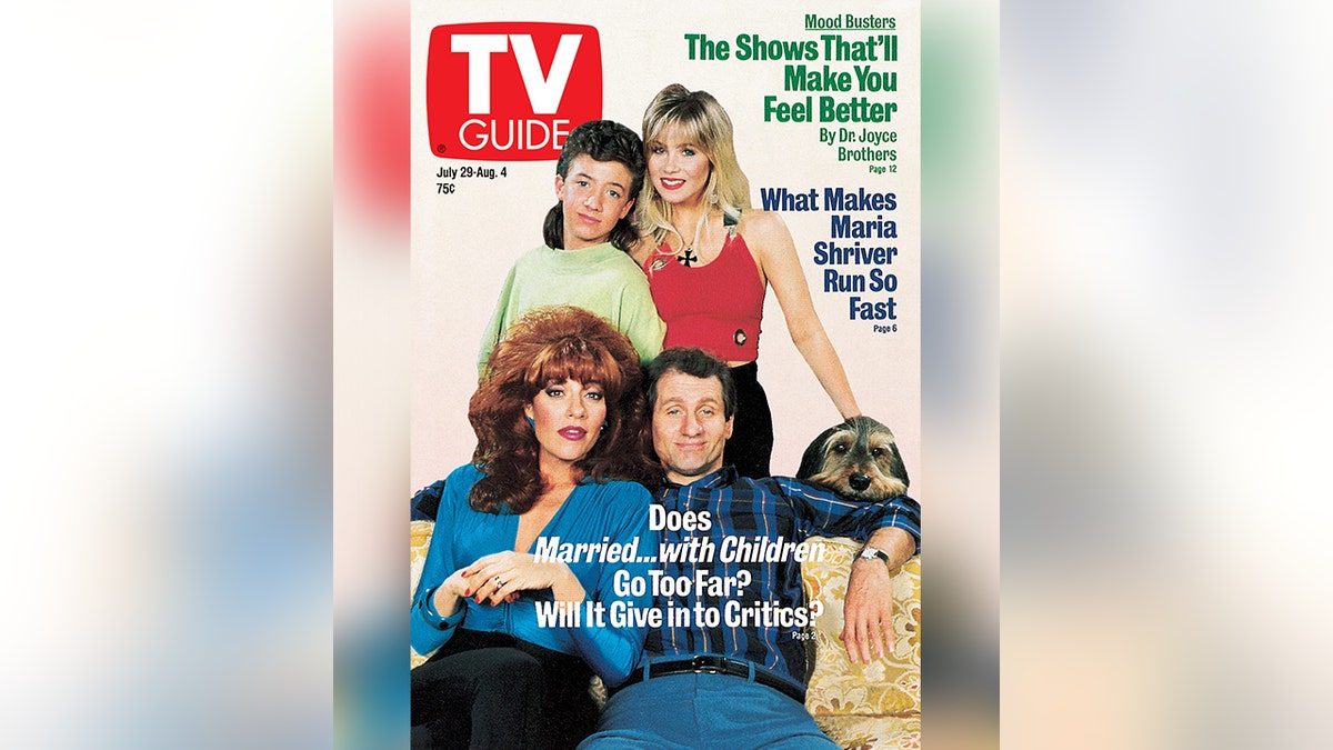 Al und Peggy Bundy (gespielt von Ed O'Neill und Katey Sagal) sitzen auf dem Cover von TV Guide neben ihren Kindern Bud und Kelly (Christina Applegate und David Faustino).