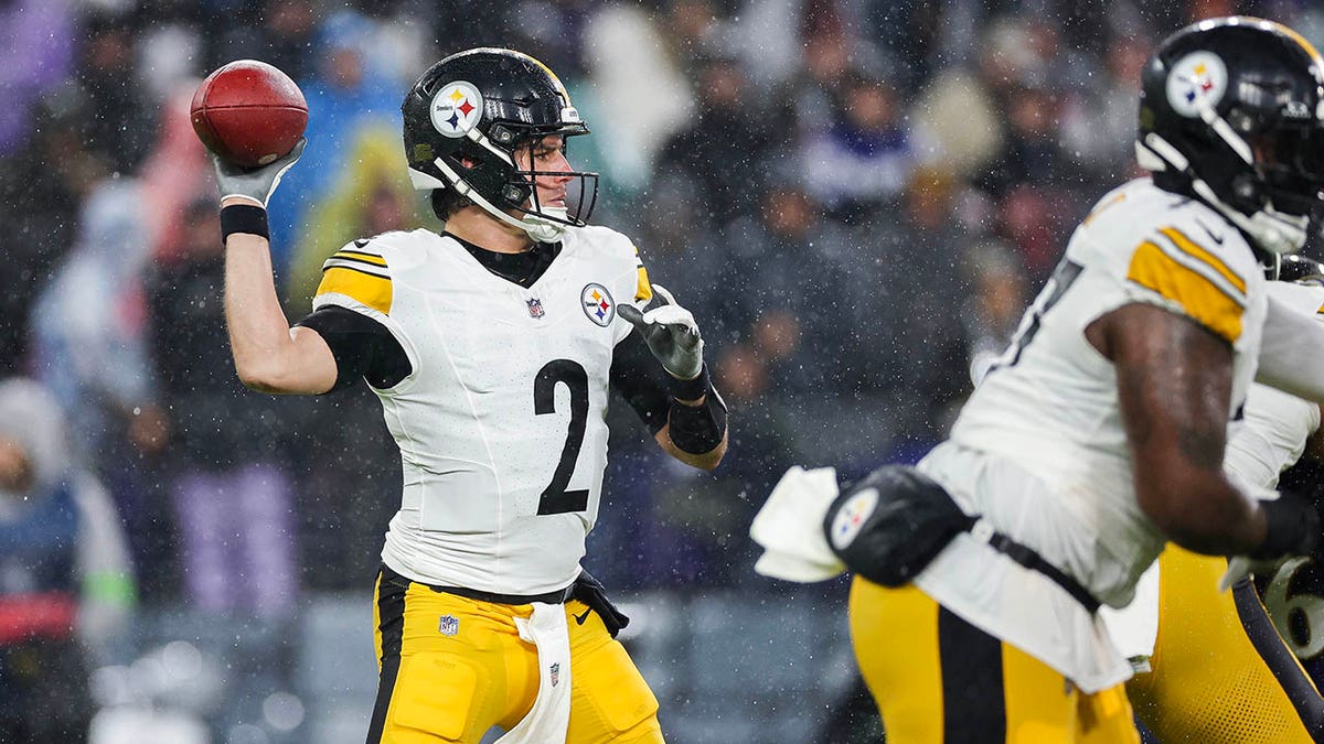 Steelers keep playoff hopes alive with season finale win over Ravens 2 Mason Rudolph