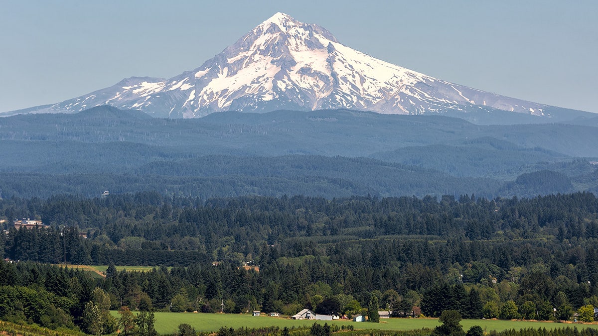 El monte Hood en el condado de Clackamas, con tierras de cultivo en primer plano