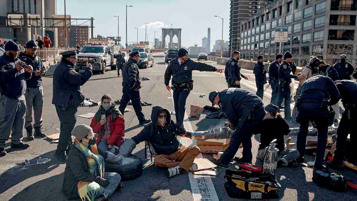 manifestantes en el puente de Brooklyn