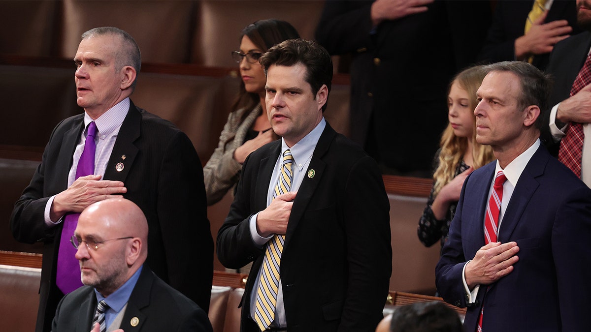 Los Rep. Matt Rosendale (izquierda) y el representante electo Matt Gaetz (centro) hacen campaña juntos en Montana.