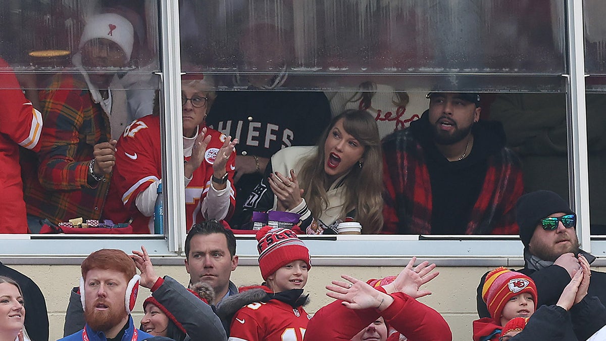 Taylor Swift comemora durante jogo dos Chiefs