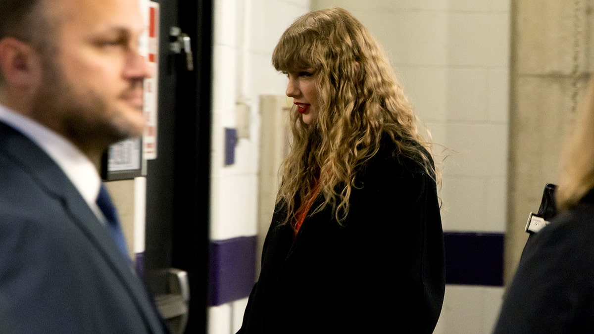 Taylor Swift usou o cabelo cacheado no jogo do Kansas City Chiefs