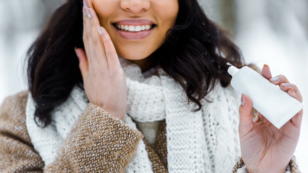 Moisturizing skin in winter