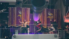 Shirtless Kirk Cousins, son lead ‘Skol’ chant before Vikings' loss to Packers