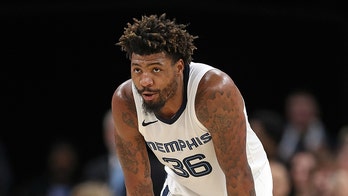 Marcus Smart's hustle play leads to strange hand injury in Grizzlies-Pelicans game