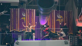 Shirtless Kirk Cousins, son lead ‘Skol’ chant before Vikings' loss to Packers