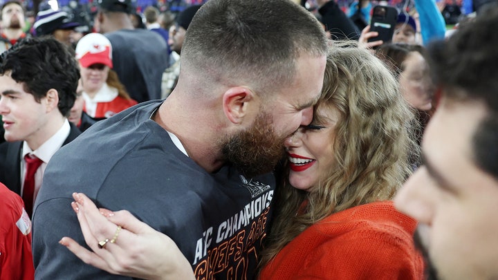 Taylor Swift walks onto field as Chiefs celebrate AFC Championship