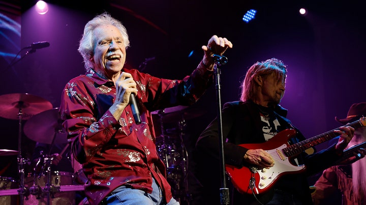 Oak Ridge Boys perform 'Silent Night'