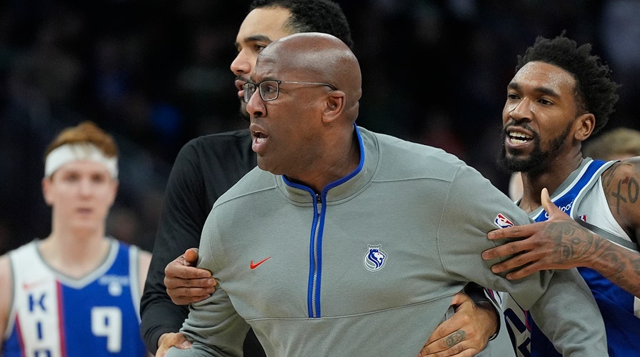 Kings' Mike Brown rages at NBA ref, brings laptop to press conference to point out issues | Fox News