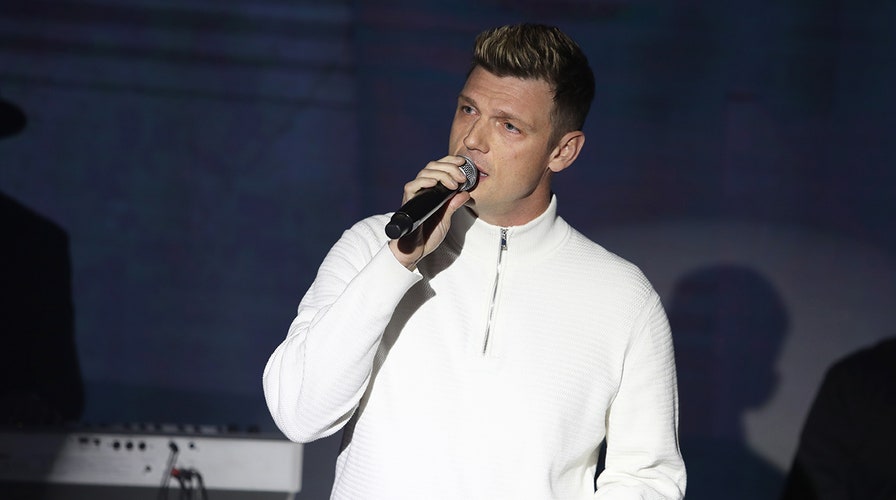 Nick Carter contiene las lágrimas cuando los Backstreet Boys honran la muerte de Aaron Carter en un concierto en Londres