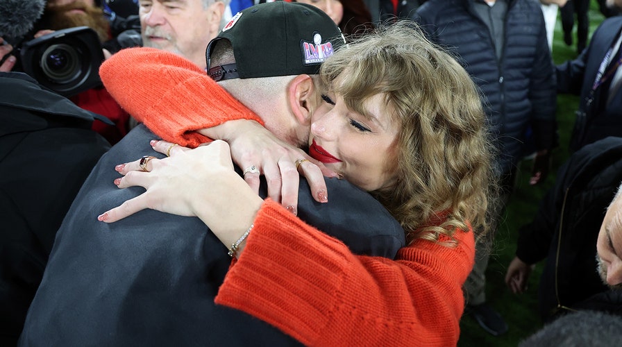 Taylor Swift walks onto field as Chiefs celebrate AFC Championship