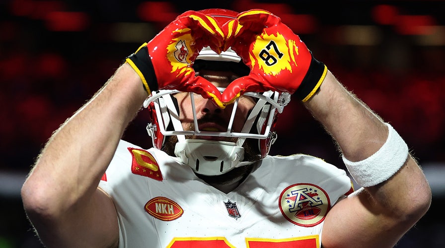 Travis Kelce Blows Kiss, Forms Heart With Hands As He Scores Historic ...