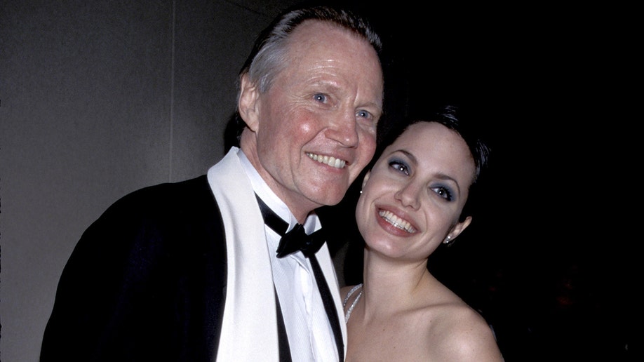 Angelina Jolie y su padre Jon Voight en el beverly hilton