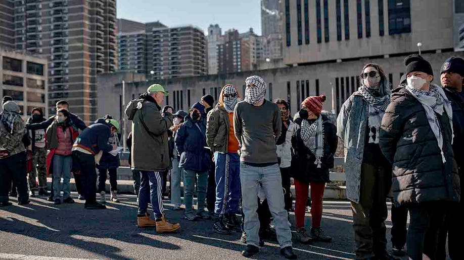 manifestantes en el puente de Brooklyn