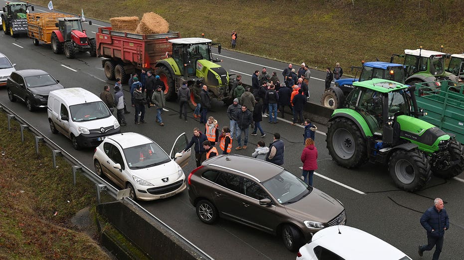 1 killed, 2 injured at farmers’ protest barricade in northern France