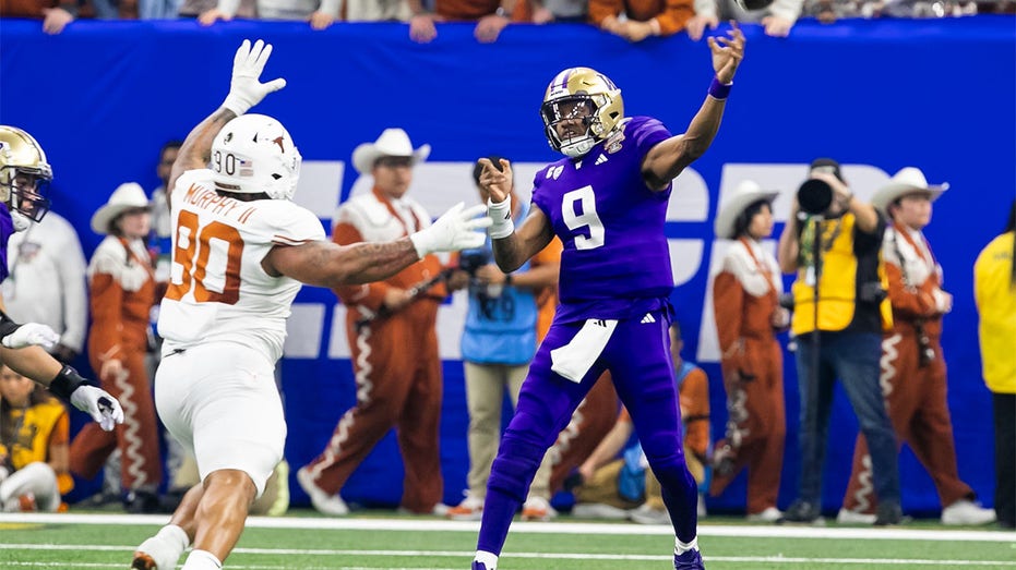 Washington legend Warren Moon believes Huskies will 'find a way' to win national title, laments end of Pac-12