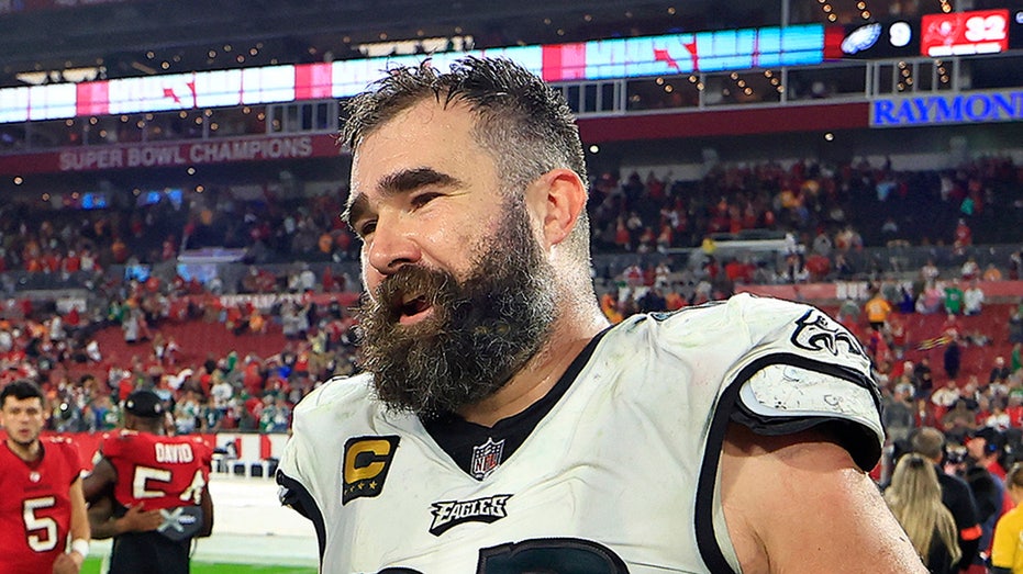 Jason Kelce carries young Bills fan to see Taylor Swift during Chiefs’ playoff win