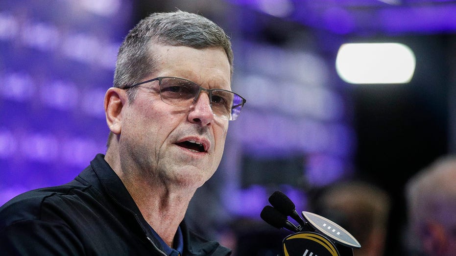 <div></noscript>Michigan's Jim Harbaugh evades questions about possible leap to NFL before title game against Washington</div>