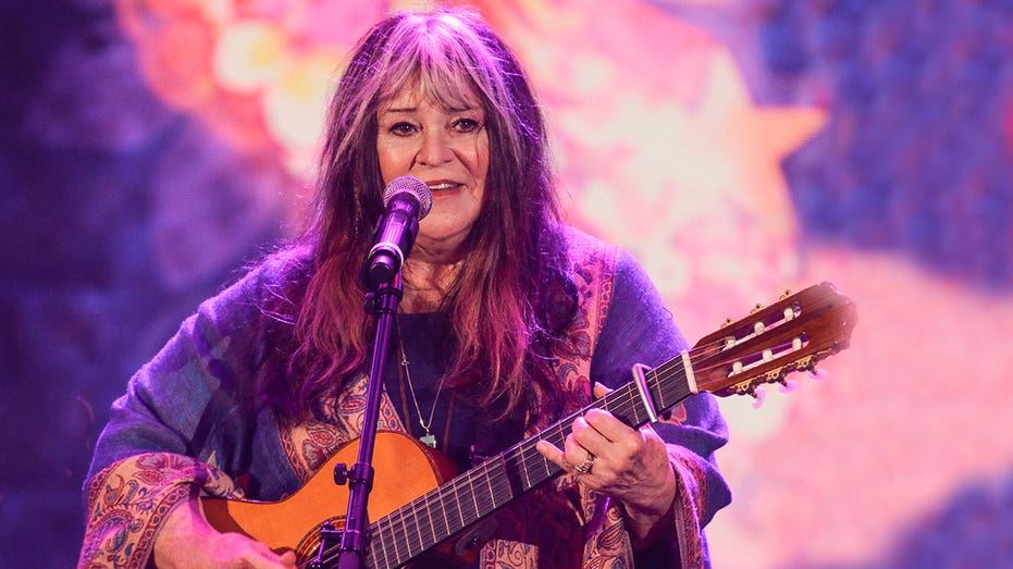 Singer-songwriter Melanie, known for 'Brand New Key' and Woodstock performance, dies at 76