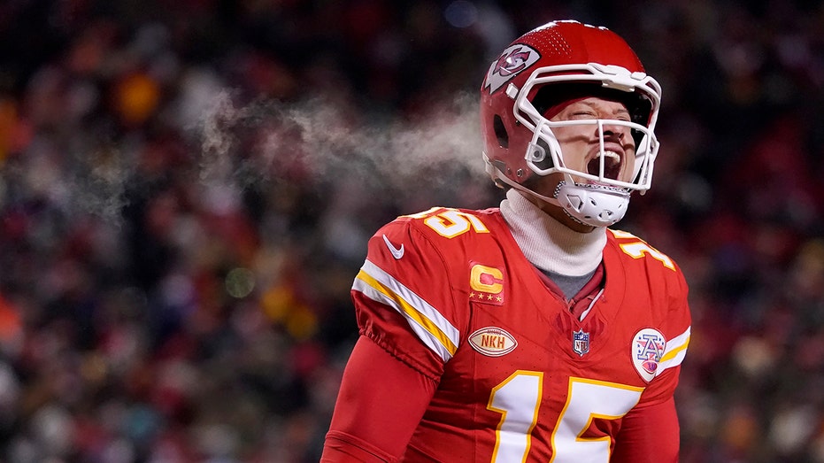 Here are the Top 5 coldest moments from Saturday's frigid Chiefs-Dolphins matchup