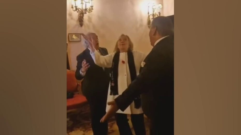 <div></noscript>Hillary Clinton attempts 'La Macarena' dance with the band during a party in Spain</div>