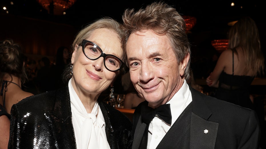 <div></noscript>Martin Short shuts down rumors he's dating 'Only Murders in the Building' co-star Meryl Streep</div>