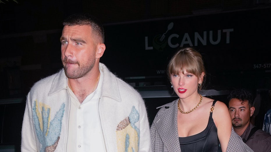 <div></noscript>Travis Kelce jokes about Taylor Swift after he's asked 'most famous person' in his phone</div>