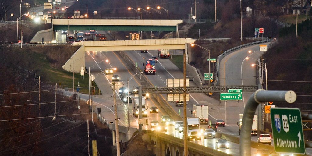 Appeals court rules man who was ticketed for shouting at police to turn on headlights can sue - Vimarsana News