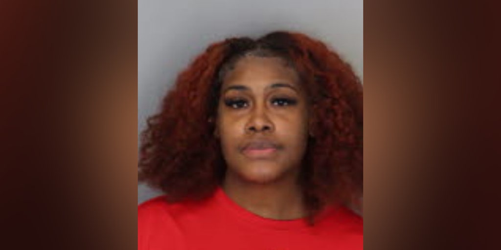 Tennessee mom arrested after posting pictures of 5-year-old daughter waxing nude woman: police - Vimarsana News