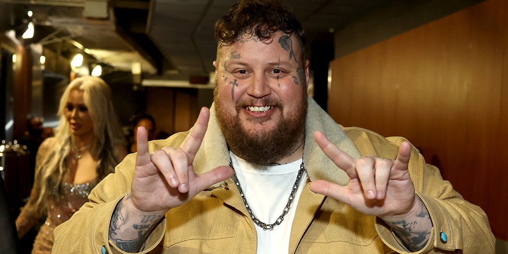 Country singer Jelly Roll admits he regrets some of his face tattoos - Vimarsana News