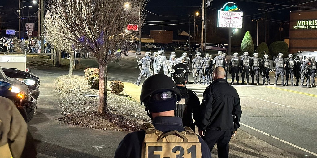 Charlotte protesters attack officers, set tractor-trailer on fire in riot at Eritrean 'cultural event': police - Vimarsana News
