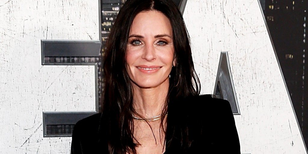 'Friends' star Courteney Cox stays young with ice baths and hypnotism: 'It's worth it' - Vimarsana News